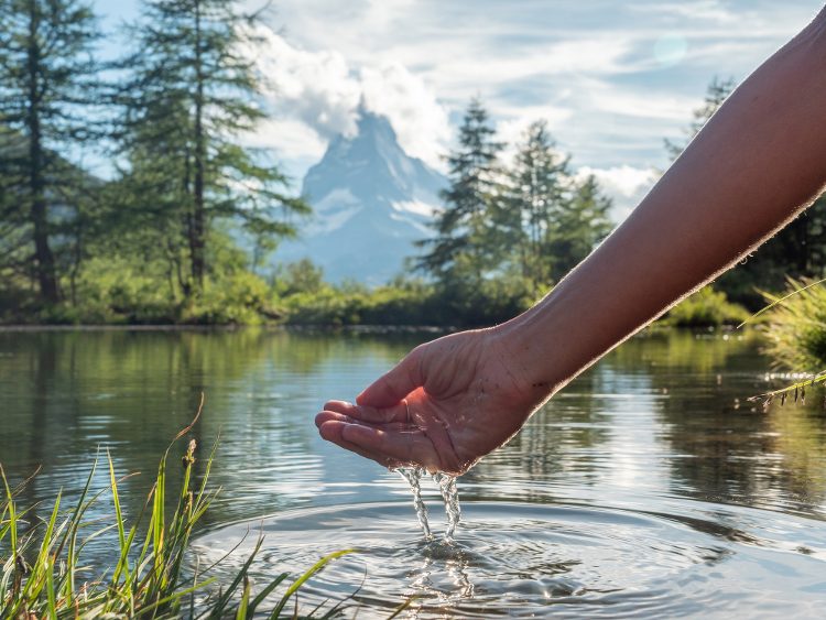 Hand mit Wasser