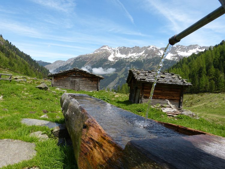 Brunnen mit Berg